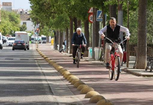 Dos personas, ayer circulando por el carril-bici de la Ribera