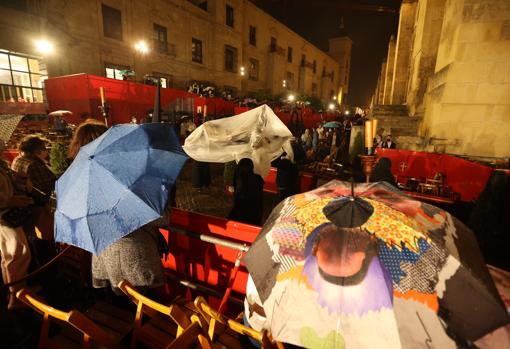 El Cristo de la Salud, cubierto por plásticos en la carrera oficial