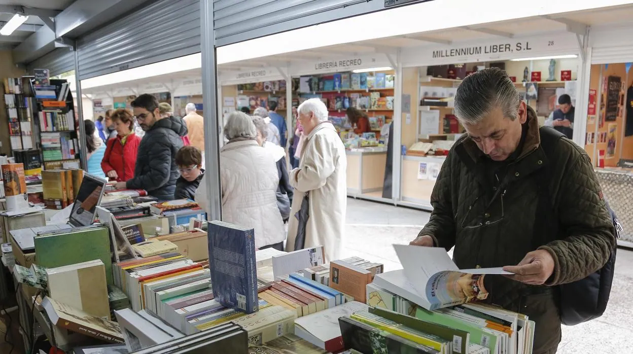 Un visitante ojea un libro en un stand en la edición de 2019, la última en celebrarse