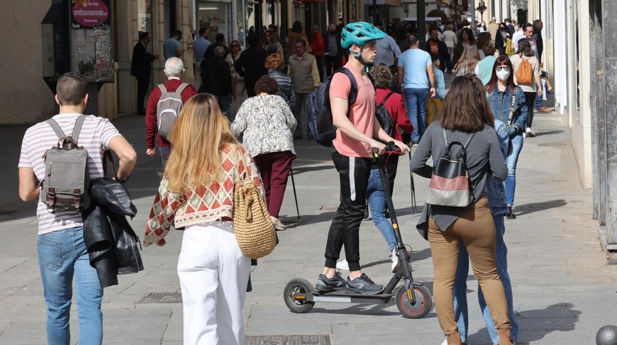 Un joven, ayer circulando con su patienete eléctrico en la confluencia de Gondomar con Tendillas