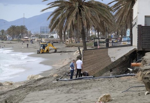 Arreglos en la playa de Málaga después del temporal del pasado mes de abril