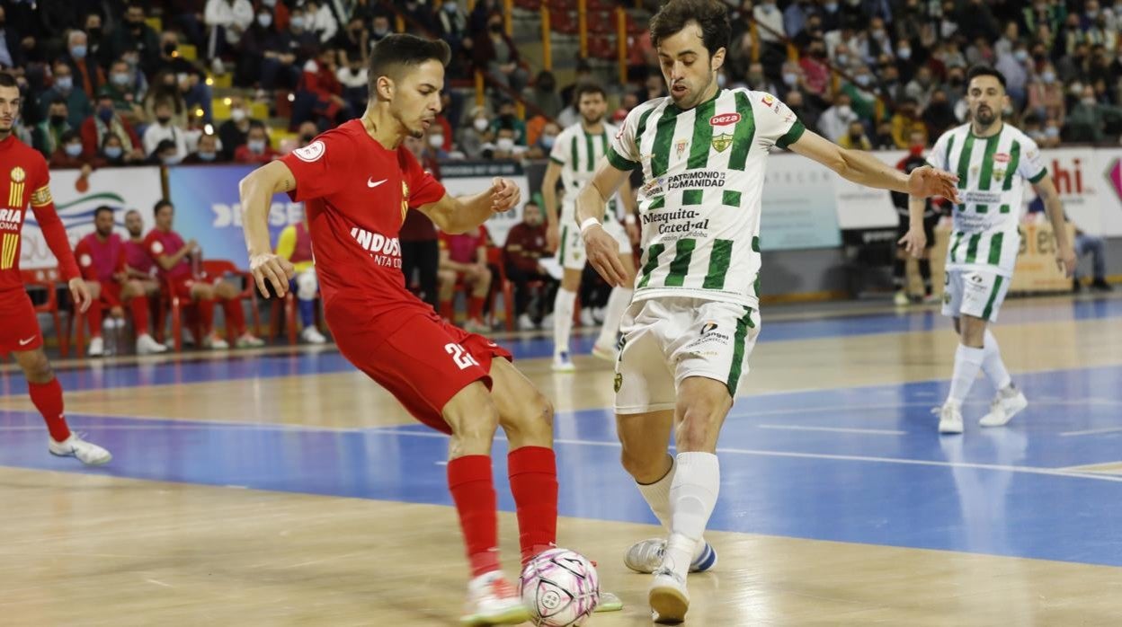 Pablo del Moral conduce el balón en el partido ante el Industrias de Copa del Rey en marzo