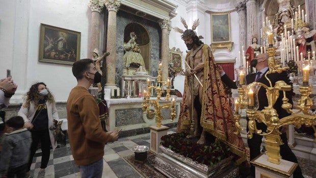 En directo, el Martes Santo en Cádiz: de nuevo pendientes de la lluvia