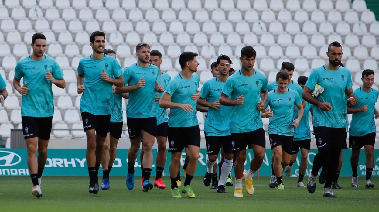 El delantero del Córdoba Antonio Casas trota en medio del grupo en el estadio