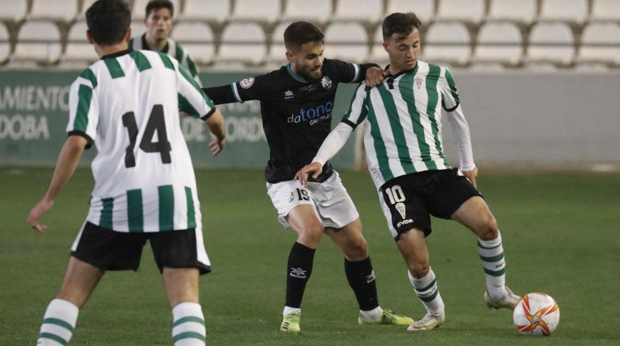 El atacante del Córdoba B Ale Marín, en el partido ante el Rota en enero en El Arcángel