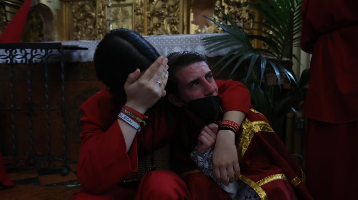 Dos hermanos del Buen Suceso, tras la suspensión de la estación de penitencia