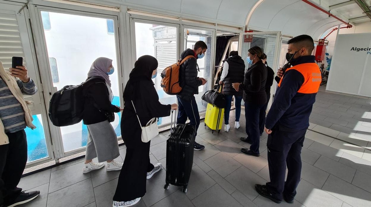 Primeros pasajeros embarcando desde Algeciras con destino a Tánger, en una imagen tomada este martes