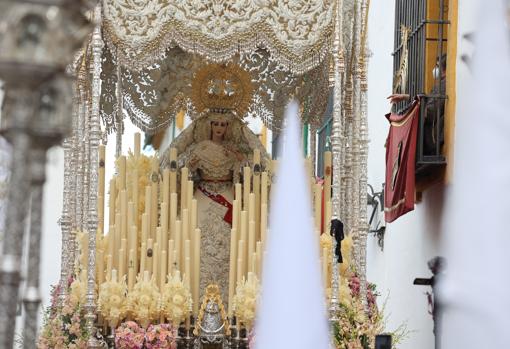 La Virgen de la Paz avanza por la plaza de Capuchinos