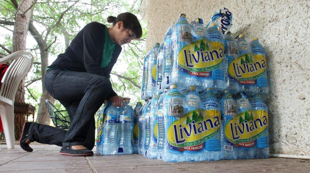 Una vecina de Las Jaras acopia agua durante un corte de servicio