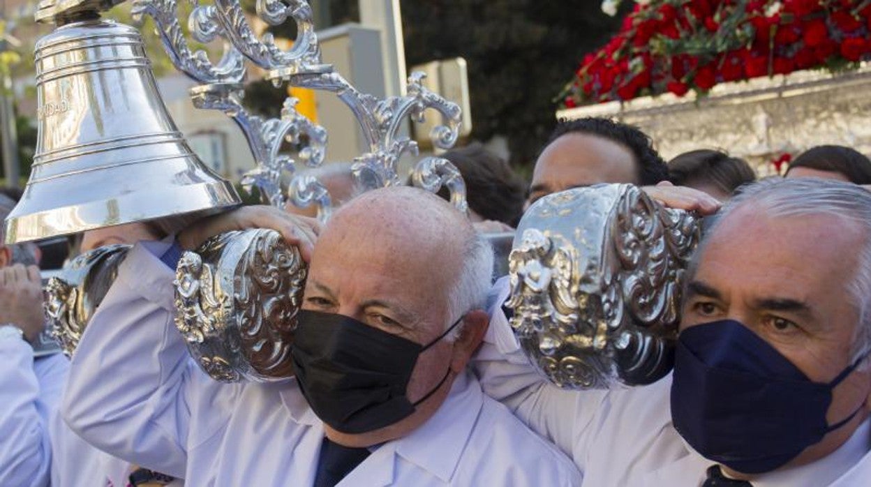 El consejero de salud Jesús Aguirre (c) porta el trono de Jesús Cautivo de Málaga