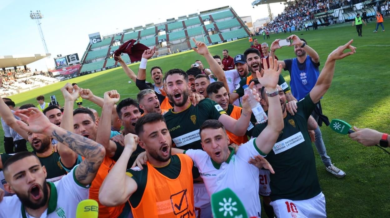 Los jugadores del Córdoba celebran el ascenso en el descanso