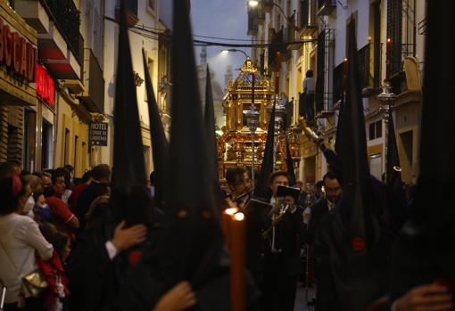 El Santo Sepulcro avanza por la calle Conde de Cárdenas