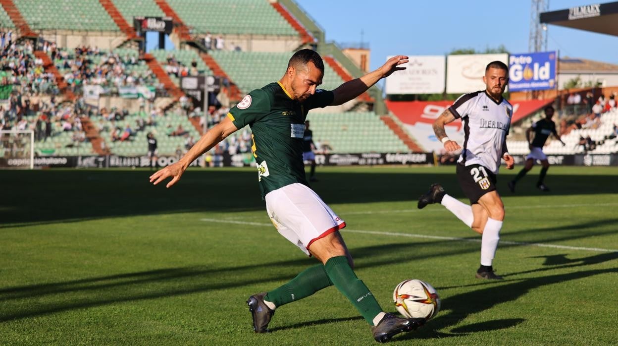 De las Cuevas, en una acción de la visita del Córdoba al Mérida este sábado en el estadio Romano