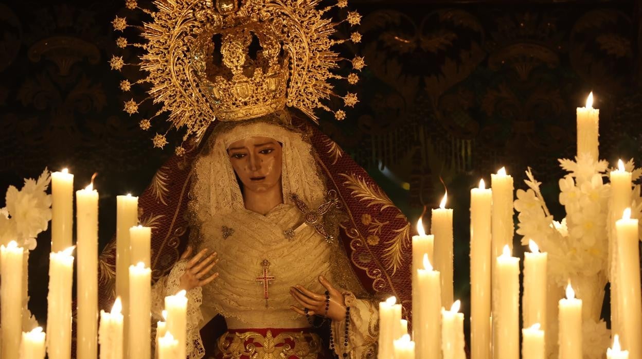 Nuestra Señora Reina de los Mártires, en su paso de palio, en la Madrugada de 2022