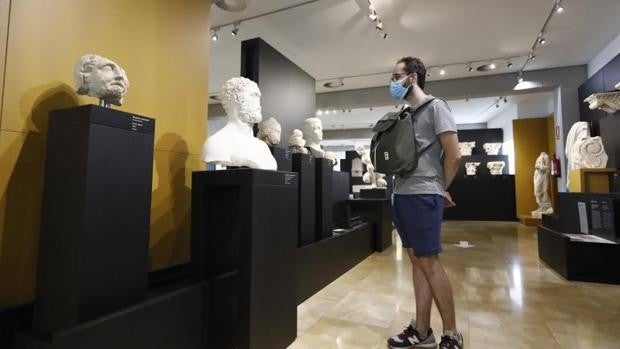 El Museo Arqueológico de Córdoba analiza la influencia de las esculturas clásicas femeninas en la moda actual