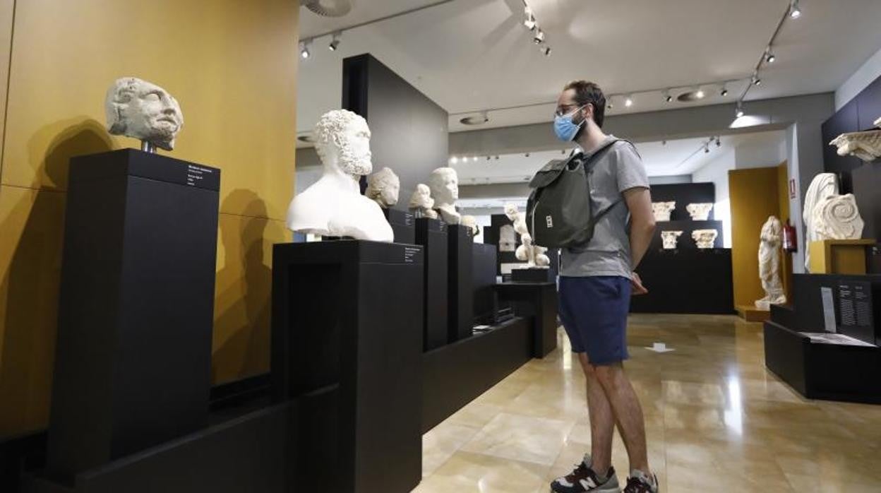 El diseñador Pedro Piris y la directora del Museo Arqueológico María Dolores Baena intervendrán en la mesa redonda