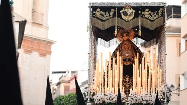 Lucena acompaña a la Virgen en la noche de su última Soledad