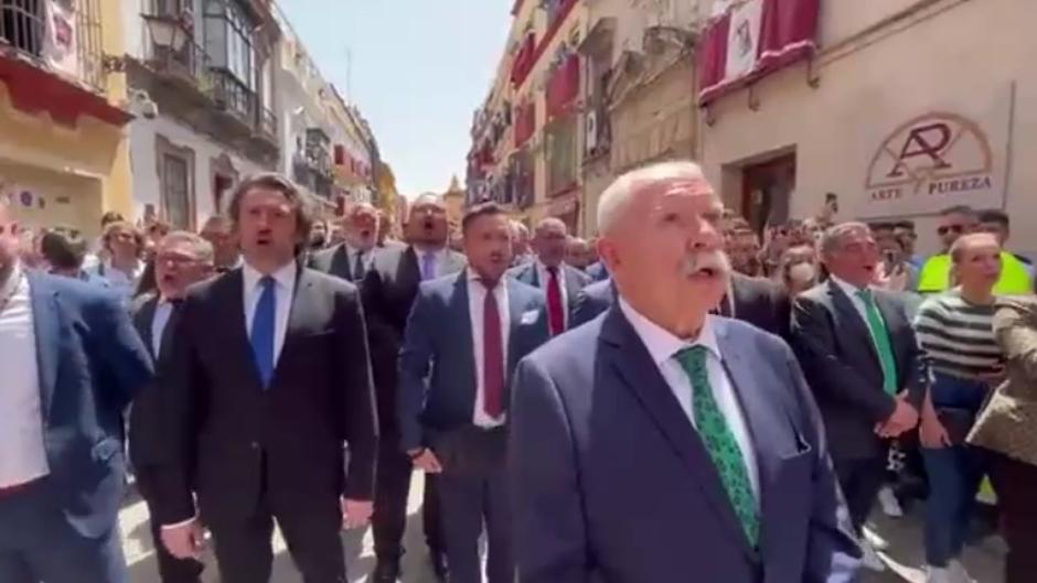 Vídeo: El coro de Julio Pardo le canta a la Esperanza de Triana en Sevilla