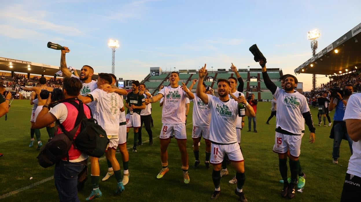 Los jugadores blanquiverdes celebran el ascenso sobre el césped del Romano