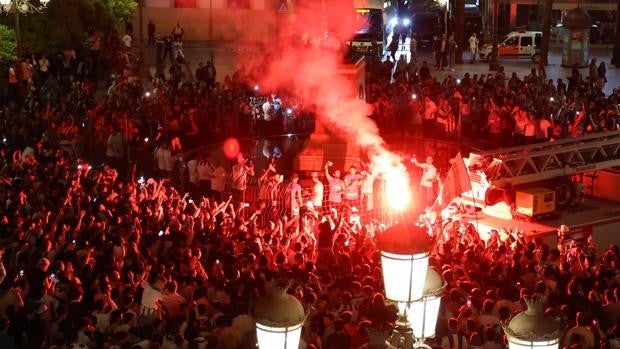 Pletórica fiesta de los jugadores y la afición del Córdoba CF en la plaza de las Tendillas