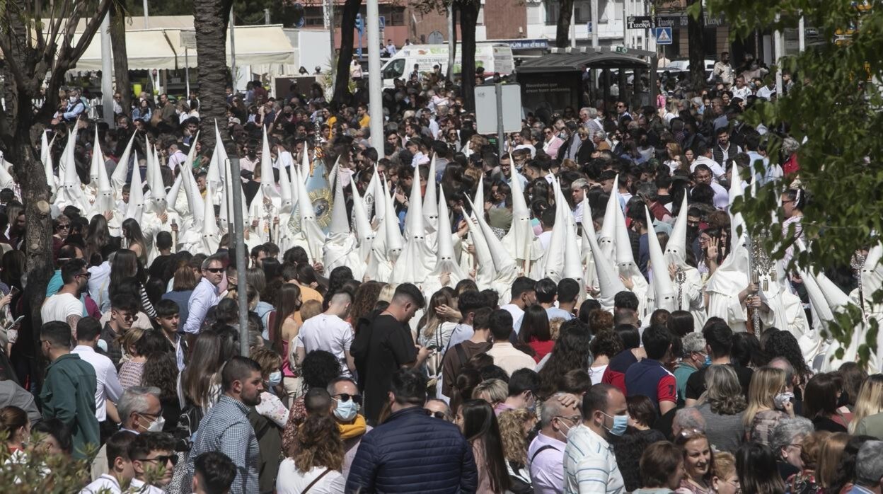 Público asistiendo a la procesión de la Mercede este Lunes Santo en Córdoba