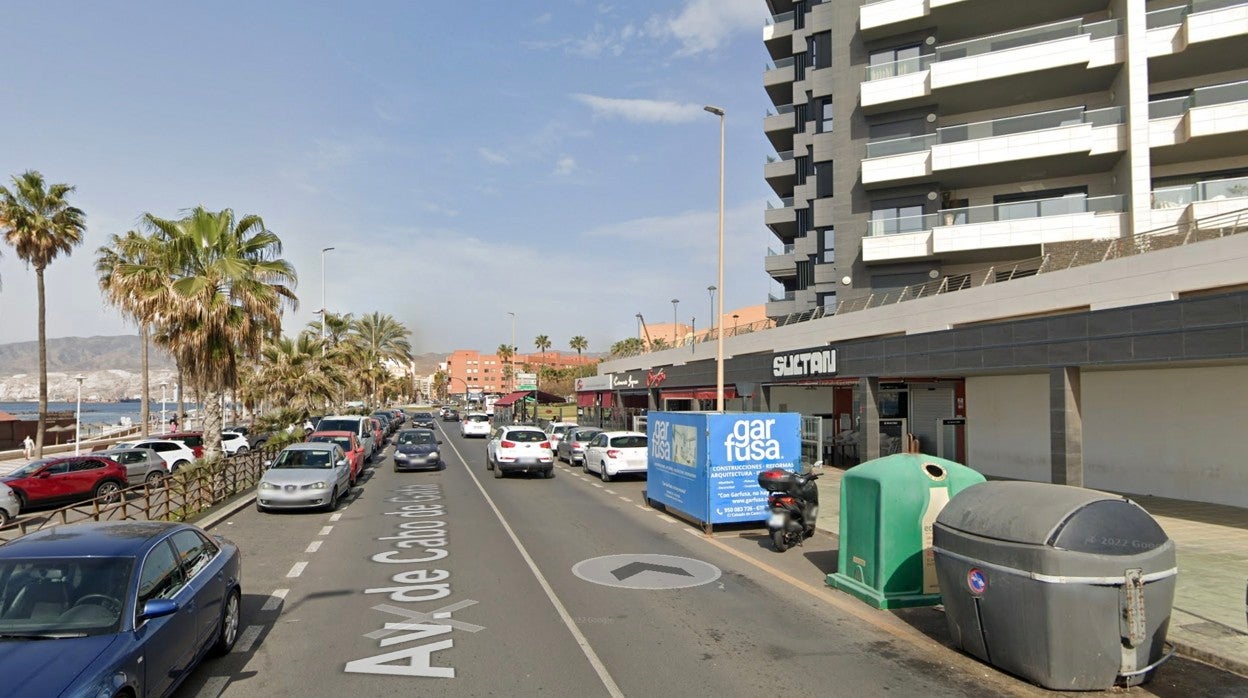 El incidente se produjo en la avenida Cabo de Gata, junto al paseo marítimo.