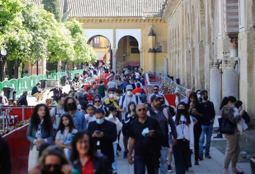 Turistas en el Patio de los Naranjos de la Mezquita-Catedral, esta Semana Santa