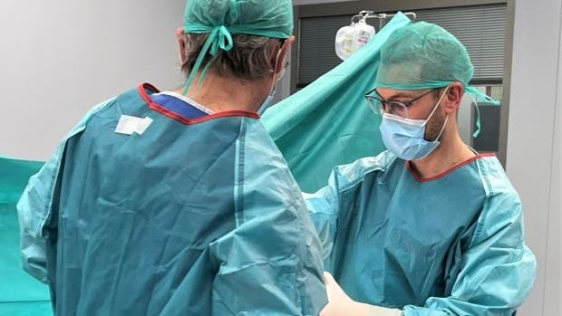 Doctores del Hospital Quirón de Córdoba realizan una operación de rodilla poco habitual a nivel mundial