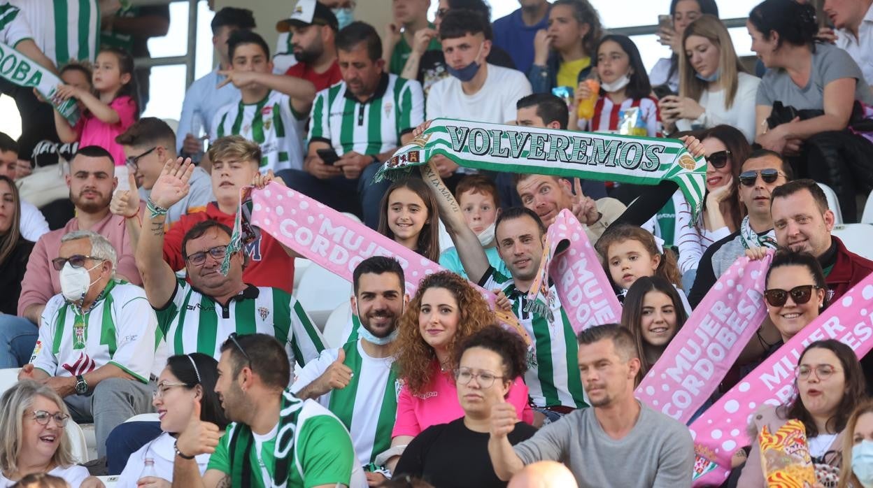 La afición del Córdoba CF en un partido en el estadio El Arcángel