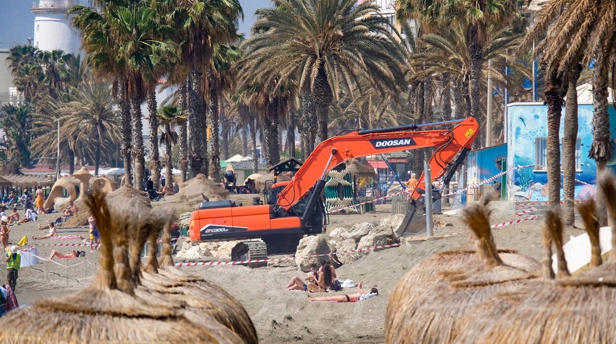 Trabajos de mejora en la playa de La Malagueta este martes