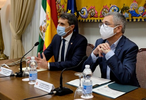 El delegado del Gobierno en Andalucía, Pedro Fernández (izda.) y el secretario de Estado de Medio Ambiente, Hugo Morán