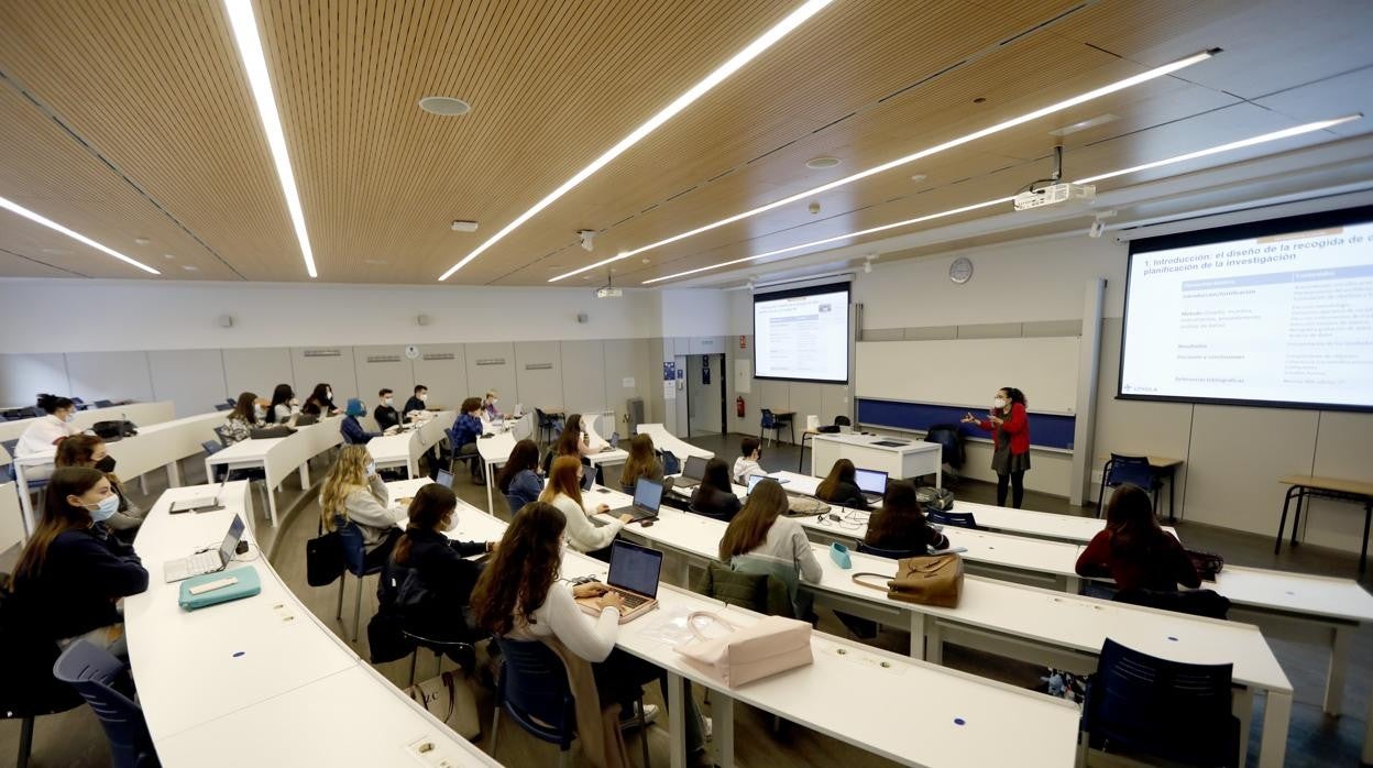 Alumnos en el interior de un aula de Loyola Andalucía a la vuelta a las clases presenciales en la sede de Córdoba