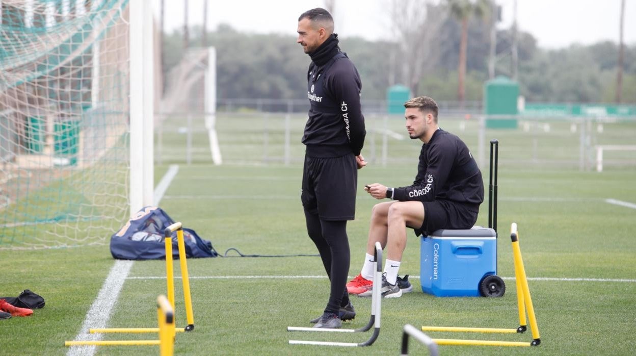 De las Cuevas, de pie, en un entrenamiento en la Ciudad Deportiva