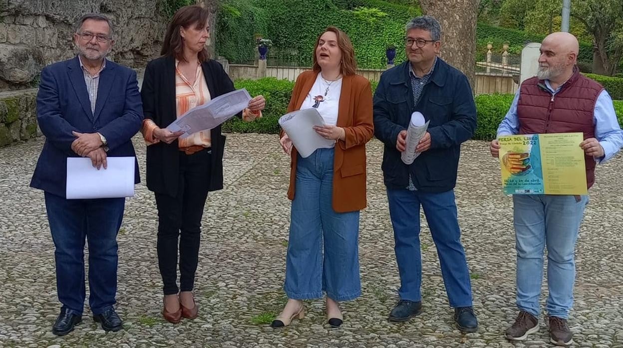 Calvo Poyato, junto a la alcaldesa de Priego, María Luisa Ceballos, y responsables del ciclo