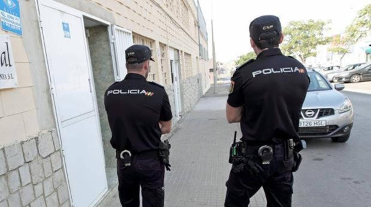 Agentes de la Policía Nacional de Granada, en una imagen de archivo