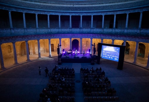 Imagen de la actuación de Los Planetas en el Palacio de Carlos V