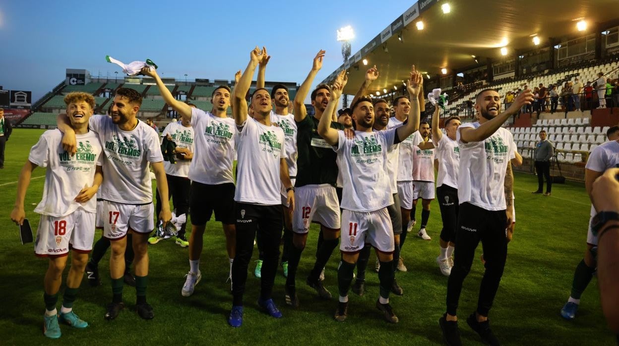 Jugadores y técnicos del Córdoba celebran el ascenso aPrimera RFEF el sábado Mérida