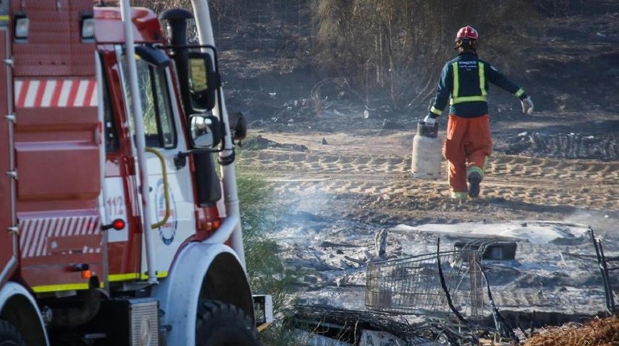 Un bombero durante una intervención anterior en Lepe