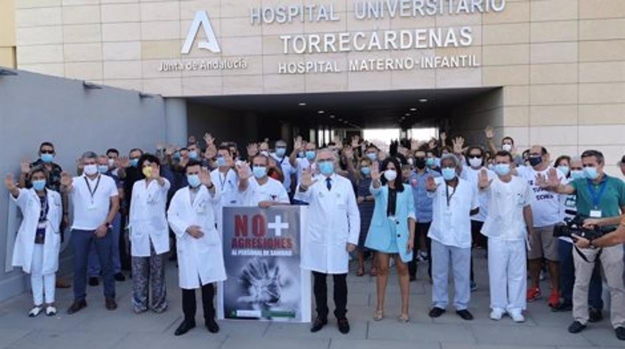 Personal del hospital de Torrecárdenas se concentra contra las agresiones