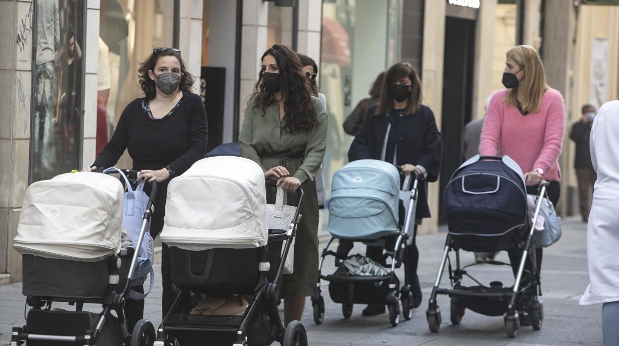 Un grupo de madres con los carritos de sus hijos pasean por el Centro de Córdoba