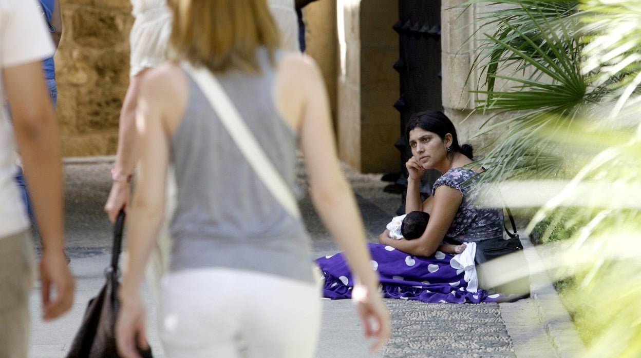 Una mujer rumana, en una magen de archivo, mendigando en Córdoba con un bebé