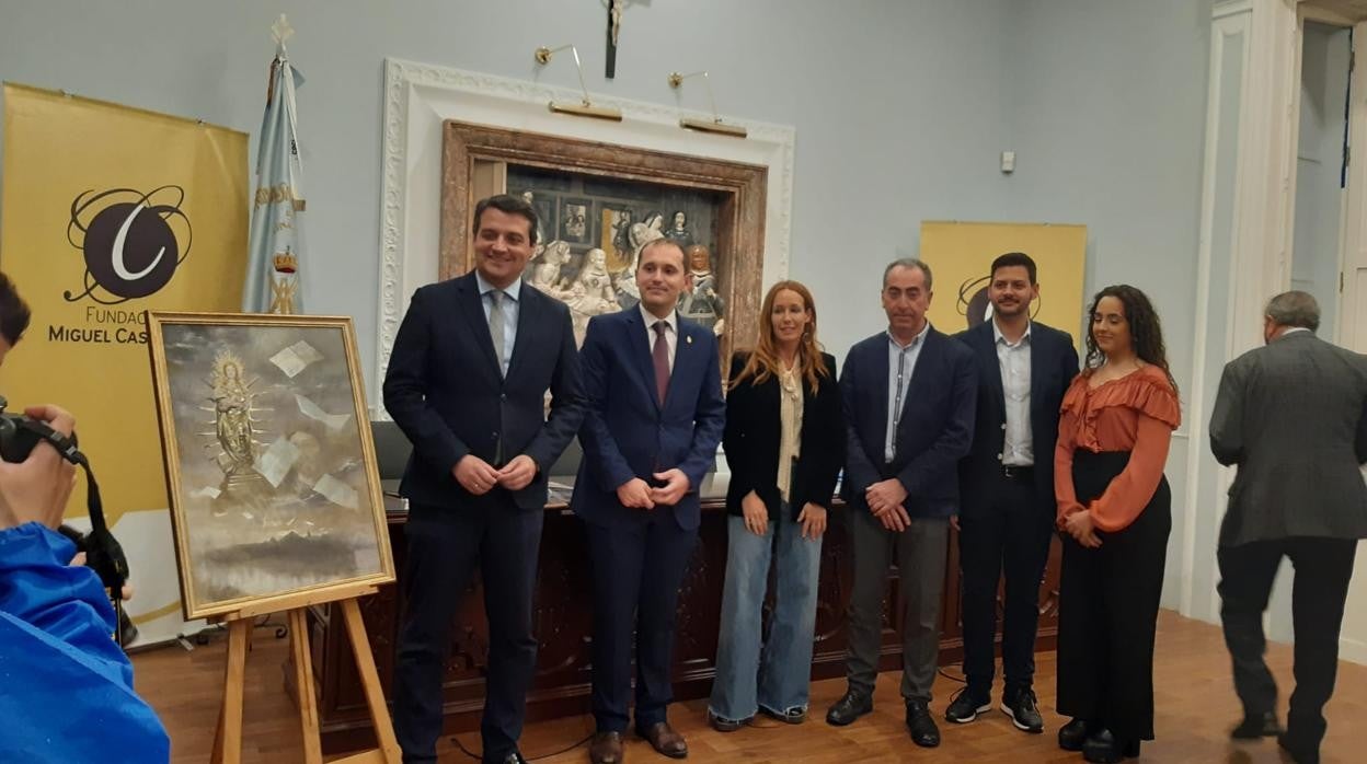 El alcalde, el hermano mayor, los concejales Marián Aguilar, Antonio Álvarez, Fernando Moreno y Lucía Campos, junto a la obra del cartel