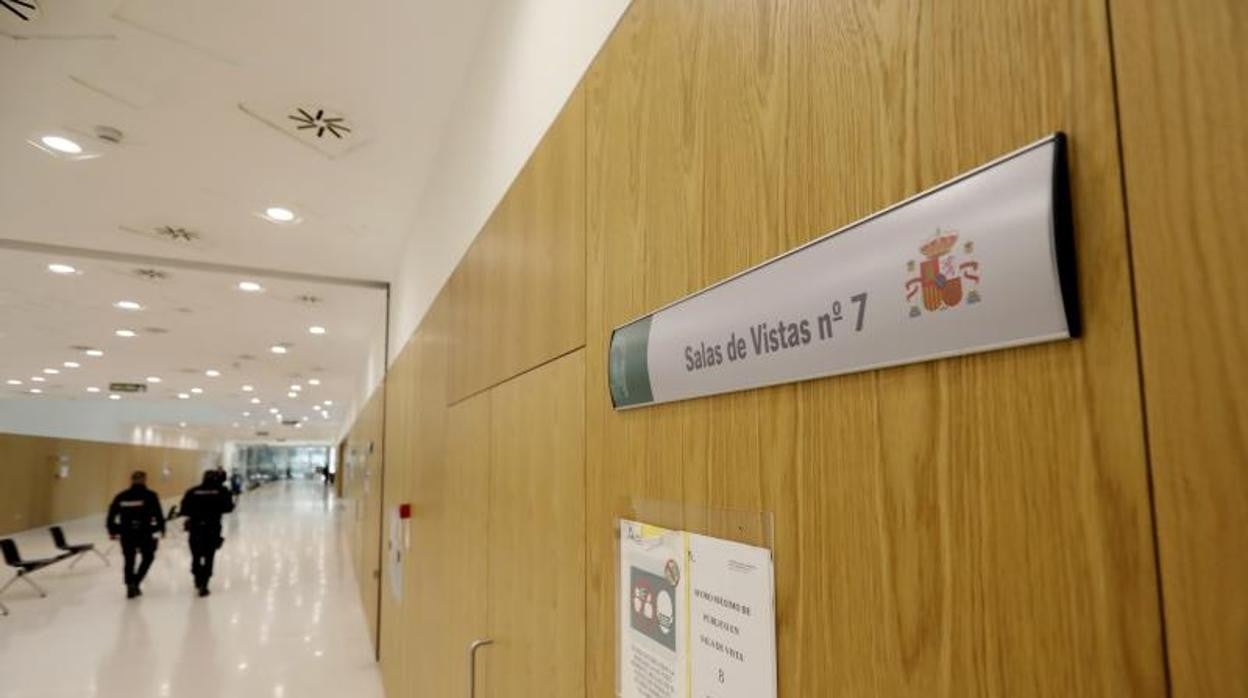 Sala de vistas en la planta baja del edificio de la Ciudad de la Justicia