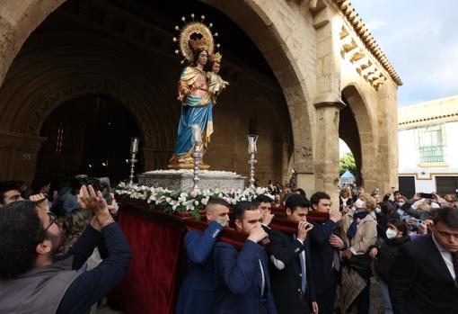 La Virgen, llevada en andas, al salir de San Lorenzo