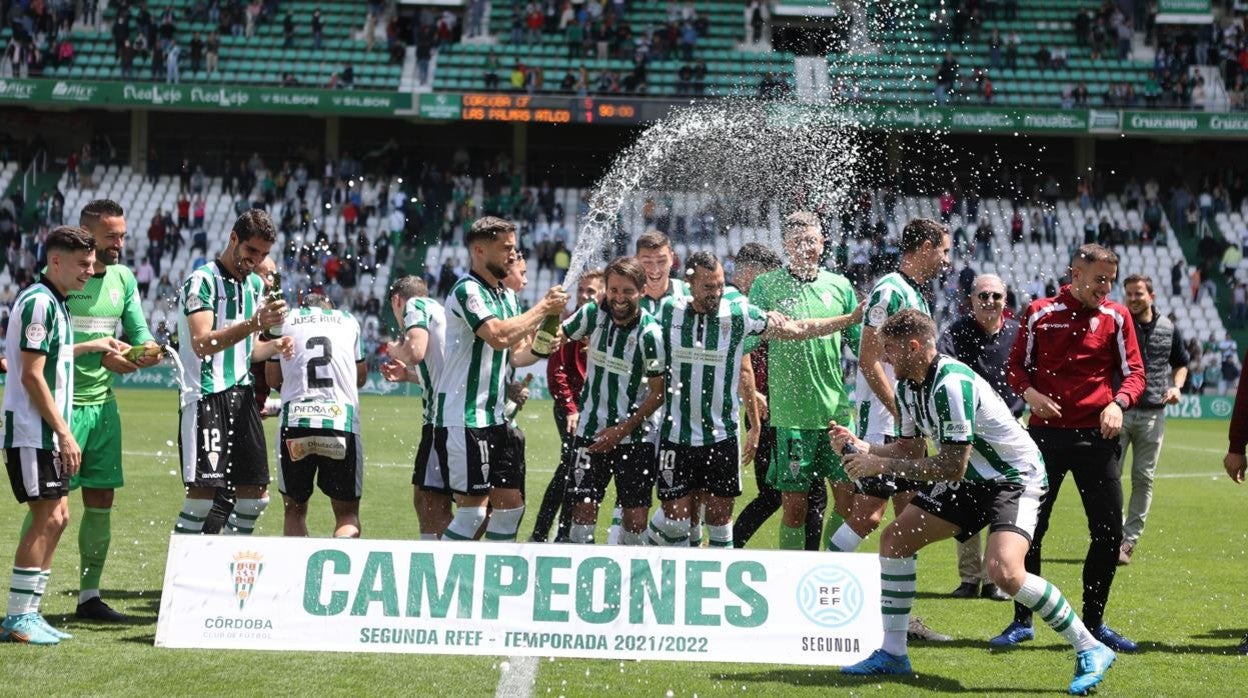 Los jugadores del Córdoba CF celebran el título de campeón al final del partido