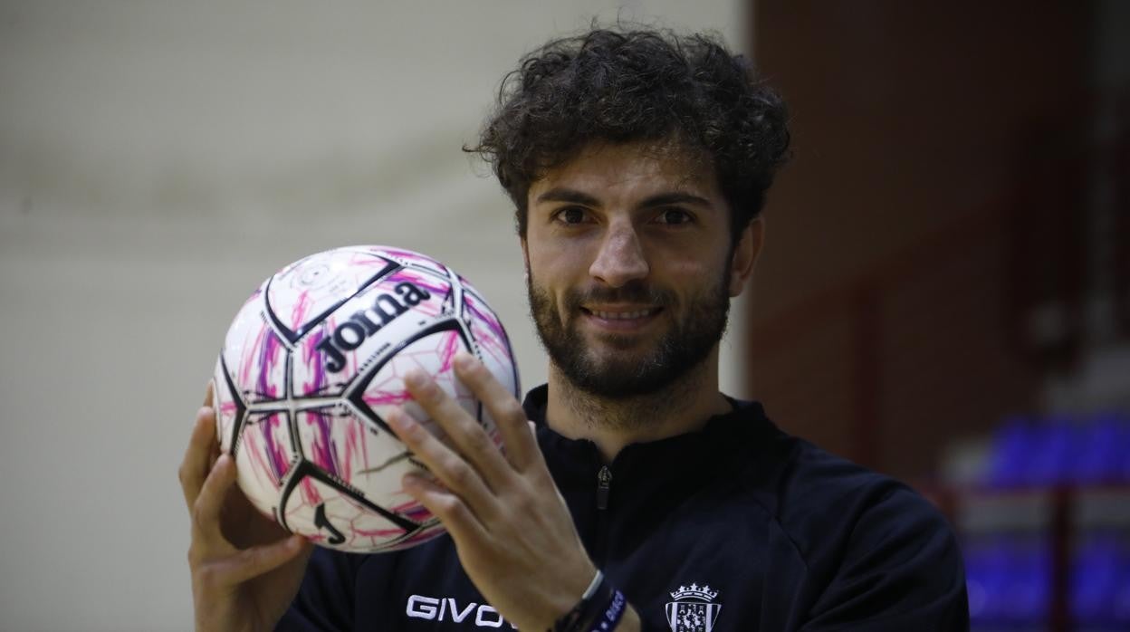 Zequi posa con la sudadera del equipo junto al balón