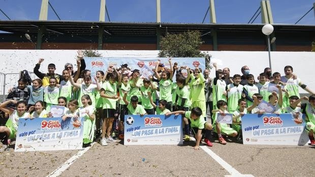 Centenares de niños disfrutan del fútbol y el baloncesto en Pozoblanco en la novena edición de la Copa Covap