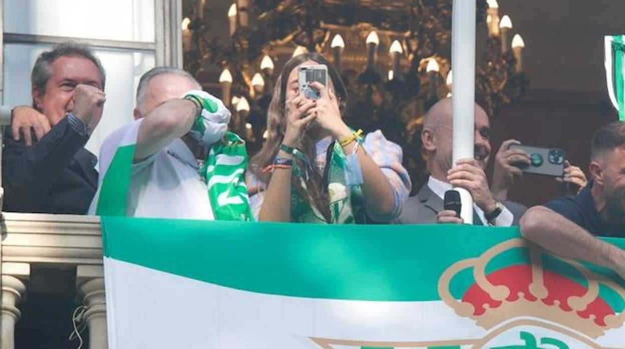 A pesar de la estrechez del balcón municipal, Juan Espadas, a la izquierda, se ha hecho esta tarde un hueco en el mismo, donde el alcalde de Sevilla, Antonio Muñoz, recibió a los futbolistas y al equipo directivo del Betis