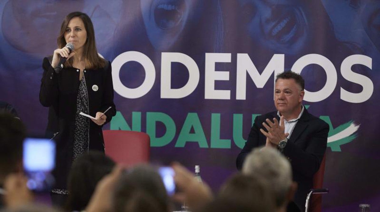 Ione Belarra en un acto de Podemos este lunes junto al candidato a las primarias Juan Antonio Delgado