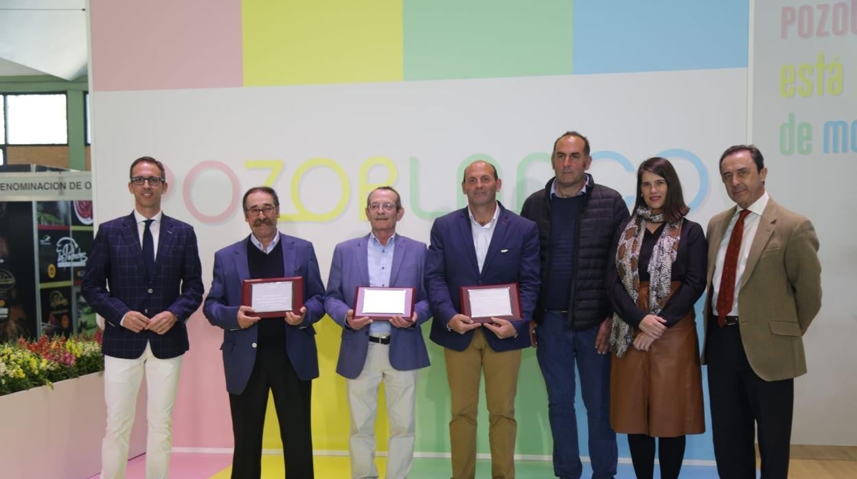 Los premiados y representantes en el acto de clausura de la Feria Agroganadera